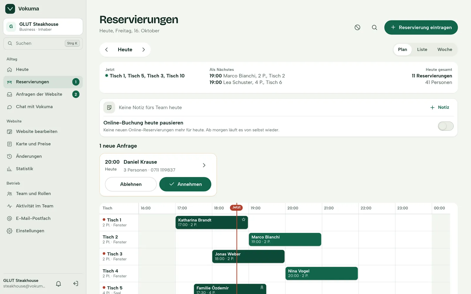 Der Tischplan des Abends in der Vokuma-App: Reservierungen je Tisch auf einer Zeitleiste, oben eine neue Anfrage zum Annehmen oder Ablehnen.
