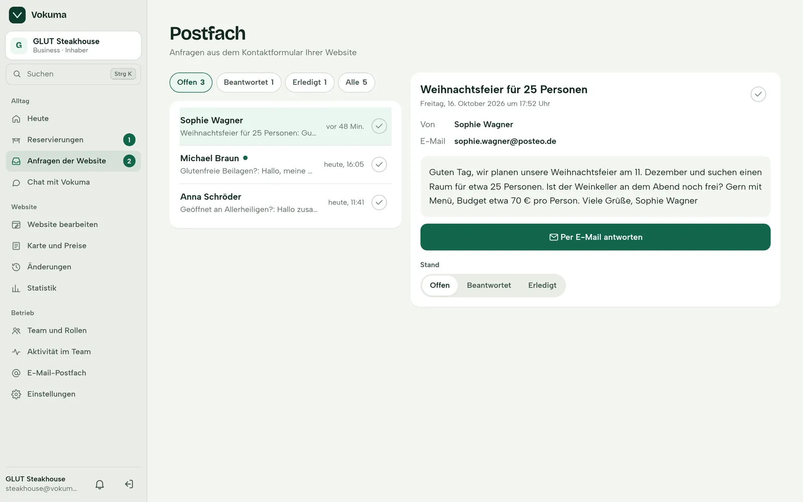 Das Postfach der Vokuma-App: Anfragen aus dem Kontaktformular, eine davon geöffnet, mit Knopf „Per E-Mail antworten“.